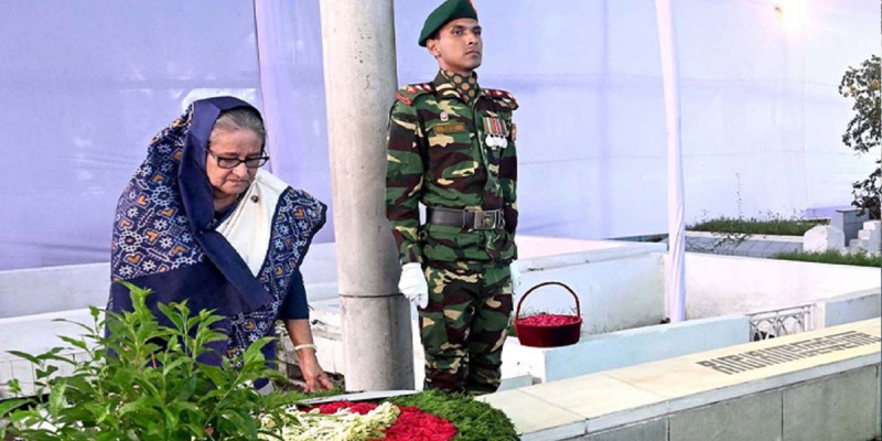 প্রতিকৃতিতে শ্রদ্ধা নিবেদন করেছেন প্রধানমন্ত্রী প্রতিকৃতিতে শ্রদ্ধা নিবেদন করেছেন প্রধানমন্ত্রী