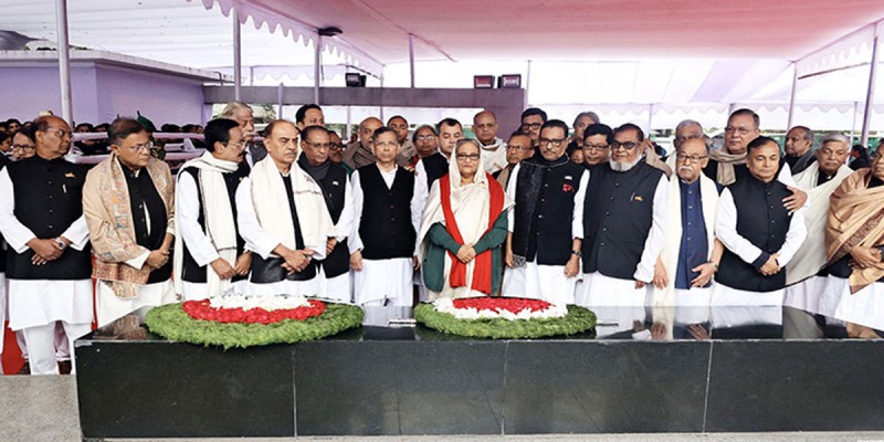 শেখ হাসিনার নেতৃত্বে বঙ্গবন্ধুর প্রতিকৃতিতে শ্রদ্ধা জানাল নতুন মন্ত্রিসভা শেখ হাসিনার নেতৃত্বে বঙ্গবন্ধুর প্রতিকৃতিতে শ্রদ্ধা জানাল নতুন মন্ত্রিসভা