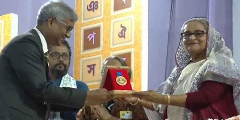 বাংলা একাডেমি সাহিত্য পুরস্কার তুলে দিলেন প্রধানমন্ত্রী বাংলা একাডেমি সাহিত্য পুরস্কার তুলে দিলেন প্রধানমন্ত্রী
