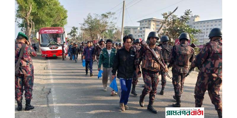 কড়া নিরাপত্তার মধ্যে দিয়ে মিয়ানমারের ৩৩০ জনকে ফেরত পাঠানো হল কড়া নিরাপত্তার মধ্যে দিয়ে মিয়ানমারের ৩৩০ জনকে ফেরত পাঠানো হল