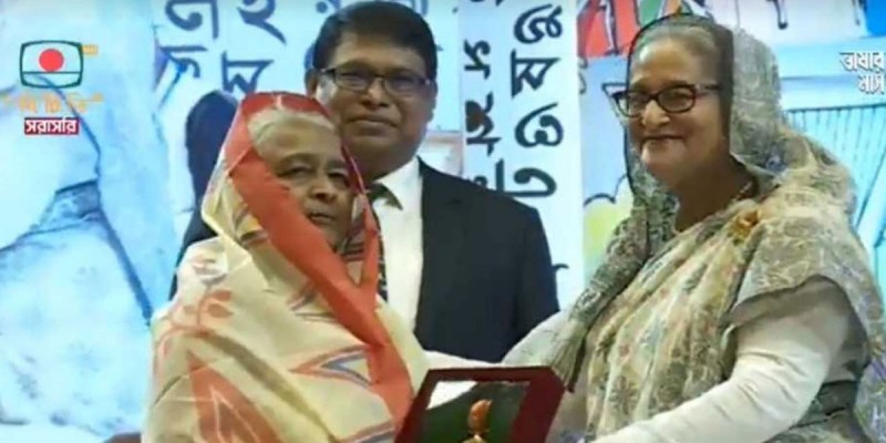 একুশে পদক তুলে দিলেন প্রধানমন্ত্রী একুশে পদক তুলে দিলেন প্রধানমন্ত্রী