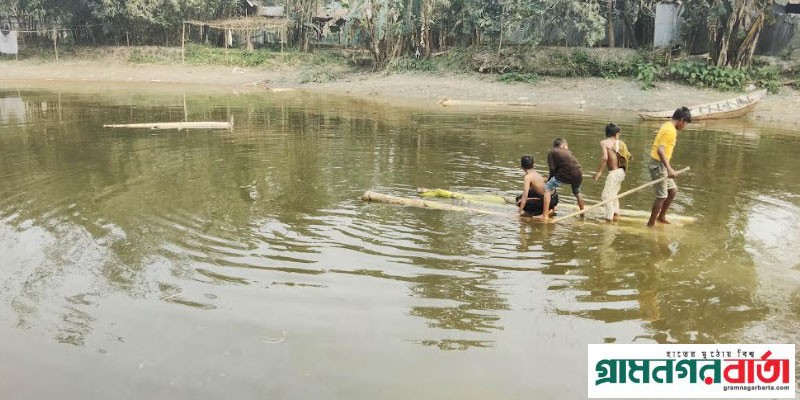 কাউনিয়ায় হারিয়ে যাচ্ছে গ্রামীন ঐতিহ্য কলাগাছ ও বাঁশের ভেলা কাউনিয়ায় হারিয়ে যাচ্ছে গ্রামীন ঐতিহ্য কলাগাছ ও বাঁশের ভেলা