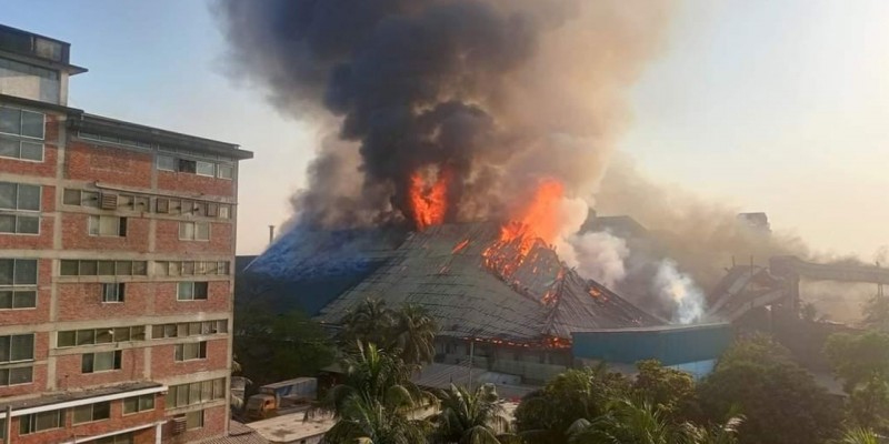 ৪৪ ঘণ্টায়ও নেভেনি এস আলম চিনিকলের আগুন ৪৪ ঘণ্টায়ও নেভেনি এস আলম চিনিকলের আগুন