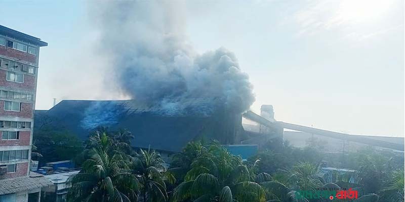 প্রায় একদিন পরেও চট্টগ্রামের চিনির কারখানায় আগুন জ্বলছে প্রায় একদিন পরেও চট্টগ্রামের চিনির কারখানায় আগুন জ্বলছে
