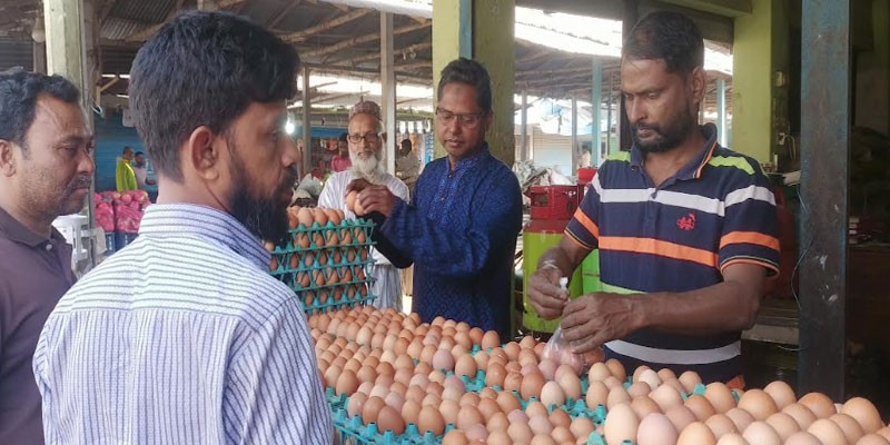 পঞ্চগড়ে এক ব্যবসায়ি ডিম বিক্রি করছেন ৩৬ টাকায় পঞ্চগড়ে এক ব্যবসায়ি ডিম বিক্রি করছেন ৩৬ টাকায়