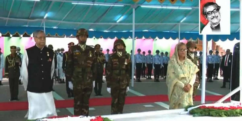 টুঙ্গিপাড়ায় বঙ্গবন্ধুর সমাধিতে শ্রদ্ধা নিবেদন করেছেন রাষ্ট্রপতি ও প্রধানমন্ত্রী টুঙ্গিপাড়ায় বঙ্গবন্ধুর সমাধিতে শ্রদ্ধা নিবেদন করেছেন রাষ্ট্রপতি ও প্রধানমন্ত্রী