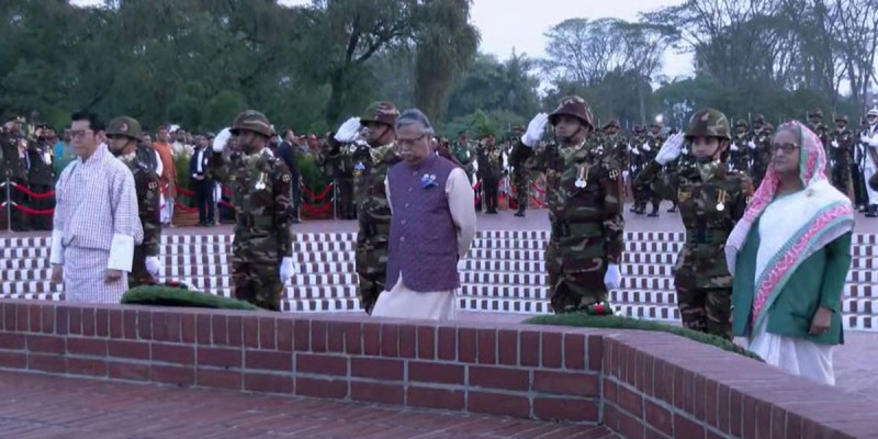 স্বাধীনতা দিবসে স্মৃতিসৌধে শ্রদ্ধা জানিয়েছেন রাষ্ট্রপতি-প্রধানমন্ত্রী ও ভূটান রাজা স্বাধীনতা দিবসে স্মৃতিসৌধে শ্রদ্ধা জানিয়েছেন রাষ্ট্রপতি-প্রধানমন্ত্রী ও ভূটান রাজা