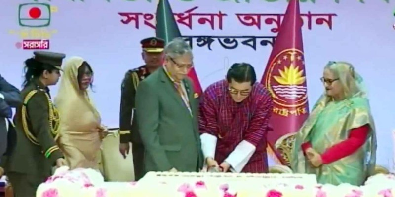 ভুটানের রাজাকে সঙ্গে নিয়ে কেক কাটলেন রাষ্ট্রপতি এবং প্রধানমন্ত্রী ভুটানের রাজাকে সঙ্গে নিয়ে কেক কাটলেন রাষ্ট্রপতি এবং প্রধানমন্ত্রী