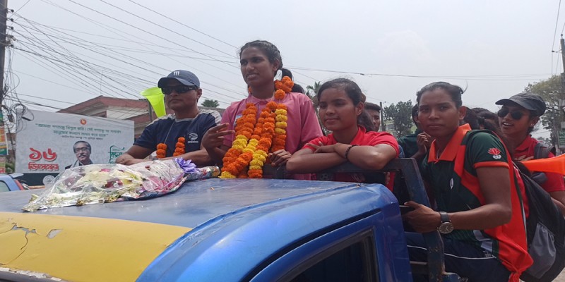 নিজ জেলায় ফিরে ফুলেল ভালবাসায় সিক্ত সাফজয়ী ফুটবলার ইয়ারজান নিজ জেলায় ফিরে ফুলেল ভালবাসায় সিক্ত সাফজয়ী ফুটবলার ইয়ারজান
