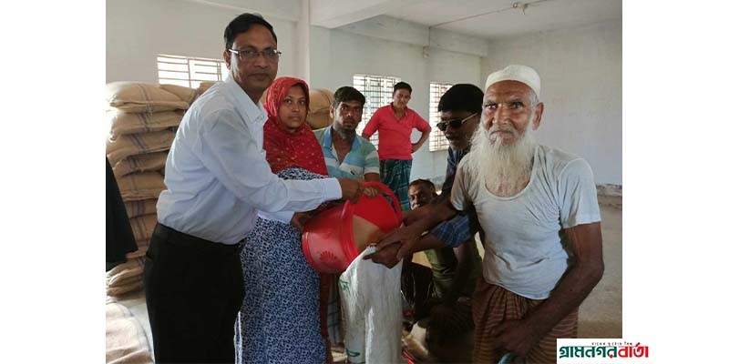 নন্দীগ্রামে প্রধানমন্ত্রীর উপহারের চাল বিতরণ নন্দীগ্রামে প্রধানমন্ত্রীর উপহারের চাল বিতরণ