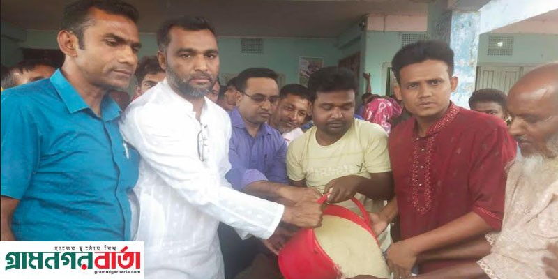 বুড়ইল ইউনিয়নে প্রধানমন্ত্রীর উপহারের চাল বিতরণ বুড়ইল ইউনিয়নে প্রধানমন্ত্রীর উপহারের চাল বিতরণ