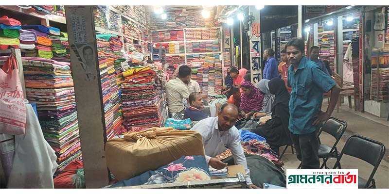 পঞ্চগড়ে কাপড়ের দোকানে জমজমাট কেনাকাটা পঞ্চগড়ে কাপড়ের দোকানে জমজমাট কেনাকাটা