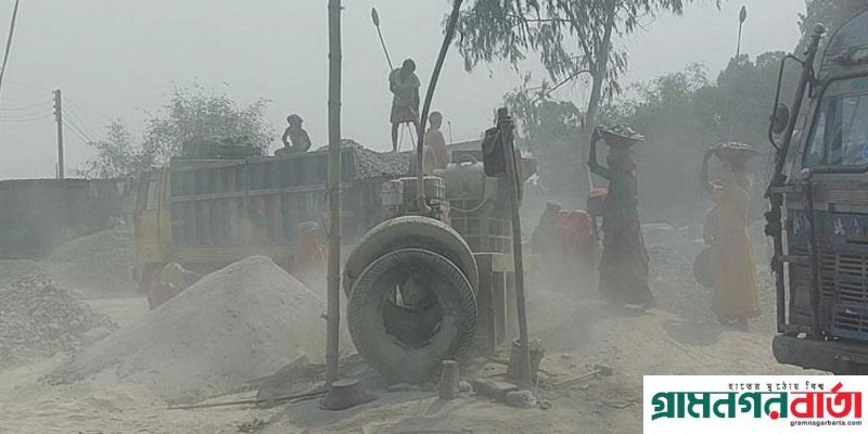 বাংলাবান্ধাস্থল বন্দরে ধূলোবালুতে কাজ করছে শ্রমিকরা, দেখার কেউ নেই বাংলাবান্ধাস্থল বন্দরে ধূলোবালুতে কাজ করছে শ্রমিকরা, দেখার কেউ নেই