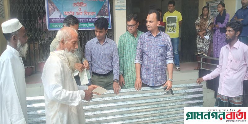 আটোয়ারীতে অগ্নিকান্ডে ক্ষতিগ্রস্ত পরিবারের মাঝে টিন ও নগদ অর্থ বিতরণ আটোয়ারীতে অগ্নিকান্ডে ক্ষতিগ্রস্ত পরিবারের মাঝে টিন ও নগদ অর্থ বিতরণ