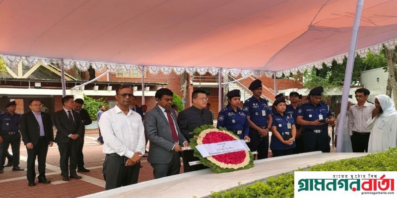 টুঙ্গিপাড়ায় বঙ্গবন্ধুর সমাধিতে চীনা রাষ্ট্রদূতের শ্রদ্ধা টুঙ্গিপাড়ায় বঙ্গবন্ধুর সমাধিতে চীনা রাষ্ট্রদূতের শ্রদ্ধা