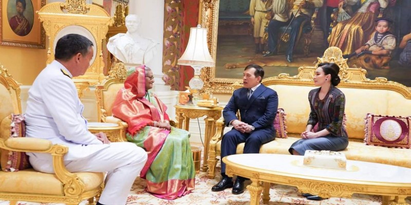 থাইল্যান্ডের রাজা-রাণীর সঙ্গে প্রধানমন্ত্রী শেখ হাসিনার সৌজন্য সাক্ষাৎ থাইল্যান্ডের রাজা-রাণীর সঙ্গে প্রধানমন্ত্রী শেখ হাসিনার সৌজন্য সাক্ষাৎ