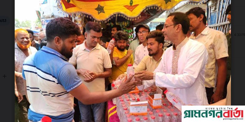 নন্দীগ্রামে প্রচন্ড তাপদাহে হিট স্ট্রোক থেকে রক্ষা করতে মেয়রের উদ্যোগে ঠান্ডা পানি ও খাবার স্যালাইন বিতরণ নন্দীগ্রামে প্রচন্ড তাপদাহে হিট স্ট্রোক থেকে রক্ষা করতে মেয়রের উদ্যোগে ঠান্ডা পানি ও খাবার স্যালাইন বিতরণ