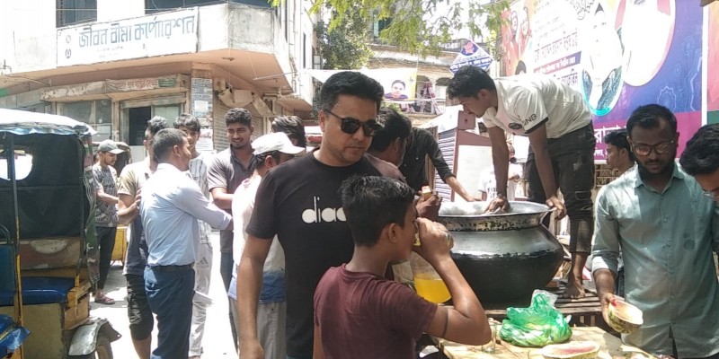 প্রায়ত প্রমিজের রুহের মাগফেরাত কামনায় মুন্সীগঞ্জে পথচারীদের মাঝে শরবত ও তরমুজ বিতরণ প্রায়ত প্রমিজের রুহের মাগফেরাত কামনায় মুন্সীগঞ্জে পথচারীদের মাঝে শরবত ও তরমুজ বিতরণ