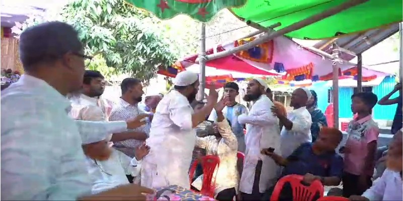 বিয়ে বাড়িতে কাজীর সহকারীকে চর থাপ্পড় মারলেন বিএনপি নেতা ! ভিডিও ভাইরাল বিয়ে বাড়িতে কাজীর সহকারীকে চর থাপ্পড় মারলেন বিএনপি নেতা ! ভিডিও ভাইরাল