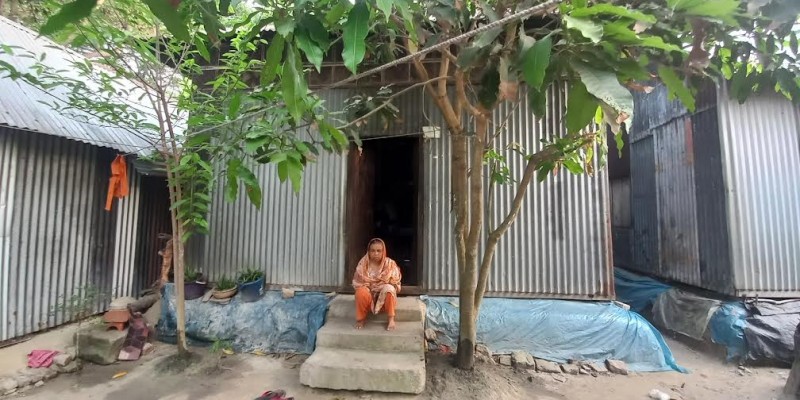 সিরাজদিখানে অসহায় নারীর জমি দখল, ঘুরছেন দ্বারে দ্বারে সিরাজদিখানে অসহায় নারীর জমি দখল, ঘুরছেন দ্বারে দ্বারে