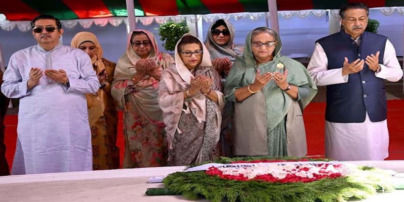 শেখ রেহানাকে নিয়ে টুঙ্গিপাড়ায় প্রধানমন্ত্রী, বঙ্গবন্ধুর প্রতি শ্রদ্ধা নিবেদন শেখ রেহানাকে নিয়ে টুঙ্গিপাড়ায় প্রধানমন্ত্রী, বঙ্গবন্ধুর প্রতি শ্রদ্ধা নিবেদন