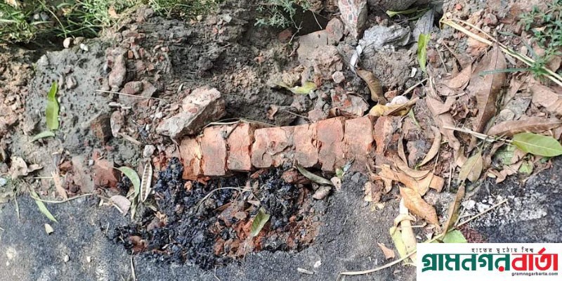 নির্মাণের এক মাসেই ভেঙ্গে যাচ্ছে কোটি টাকার সড়ক নির্মাণের এক মাসেই ভেঙ্গে যাচ্ছে কোটি টাকার সড়ক