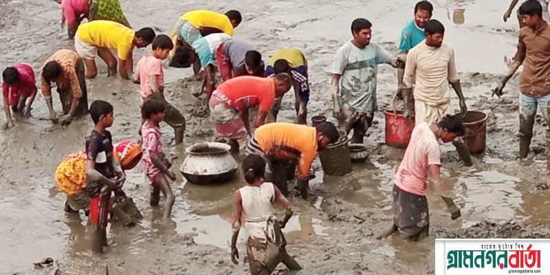 কাউনিয়ায় খালে বিলে জল-কাদায় মাছ ধরা উৎসব হারিয়ে যাচ্ছে কাউনিয়ায় খালে বিলে জল-কাদায় মাছ ধরা উৎসব হারিয়ে যাচ্ছে