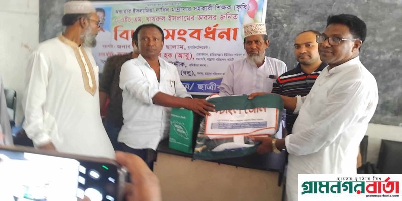 আদমদীঘিতে সহকারি শিক্ষকের বিদায়ী সংবর্ধনা আদমদীঘিতে সহকারি শিক্ষকের বিদায়ী সংবর্ধনা