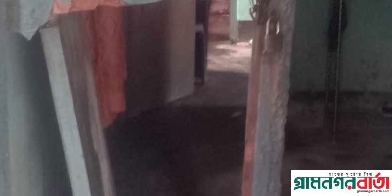 পঞ্চগড়ের দিনের বেলায় গৃহবধূর বাড়িতে হামলা লুটপাট পঞ্চগড়ের দিনের বেলায় গৃহবধূর বাড়িতে হামলা লুটপাট