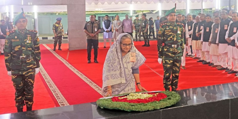ঐতিহাসিক ছয় দফা দিবসে বঙ্গবন্ধুর প্রতিকৃতিতে প্রধানমন্ত্রীর শ্রদ্ধা ঐতিহাসিক ছয় দফা দিবসে বঙ্গবন্ধুর প্রতিকৃতিতে প্রধানমন্ত্রীর শ্রদ্ধা