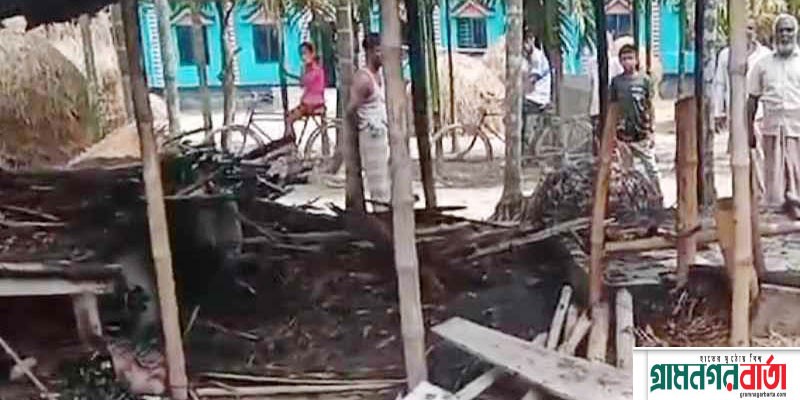 কাউনিয়ায় চৌকির ঘাট গ্রামে কৃষকের বাড়িঘর গবাদিপশু পুড়ে ছাই কাউনিয়ায় চৌকির ঘাট গ্রামে কৃষকের বাড়িঘর গবাদিপশু পুড়ে ছাই