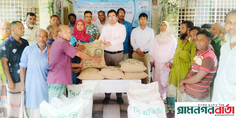 কাউনিয়ায় ১৪০০ চাষির মাঝে সার ও বীজ বিতরণ কাউনিয়ায় ১৪০০ চাষির মাঝে সার ও বীজ বিতরণ