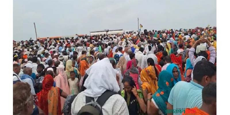 ভারতের উত্তরপ্রদেশে ধর্মীয় অনুষ্ঠানে পদদলিত হয়ে মৃত্যু বেড়ে ১২১, ধর্মগুরু নিখোঁজ ভারতের উত্তরপ্রদেশে ধর্মীয় অনুষ্ঠানে পদদলিত হয়ে মৃত্যু বেড়ে ১২১, ধর্মগুরু নিখোঁজ