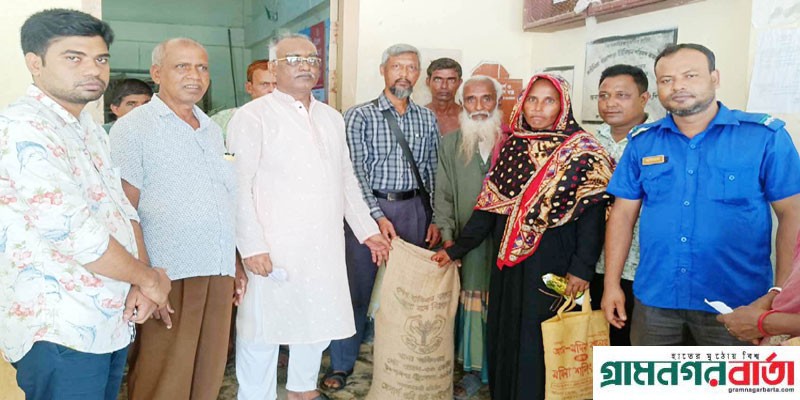 কাউনিয়া বালাপাড়ায় বন্যার্তদের মাঝে ত্রাণ বিতরণ কাউনিয়া বালাপাড়ায় বন্যার্তদের মাঝে ত্রাণ বিতরণ
