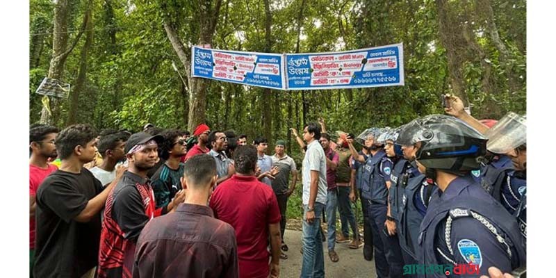 আন্দোলনকারীদের মহাসড়কে উঠতে দেবে না পুলিশ আন্দোলনকারীদের মহাসড়কে উঠতে দেবে না পুলিশ