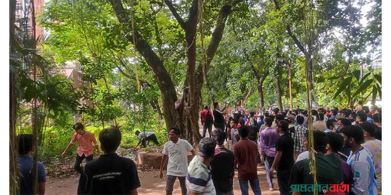 ঢাবিতে আন্দোলনকারী ও ছাত্রলীগ পাল্টাপাল্টি ইট-পাটকেল নিক্ষেপ ঢাবিতে আন্দোলনকারী ও ছাত্রলীগ পাল্টাপাল্টি ইট-পাটকেল নিক্ষেপ