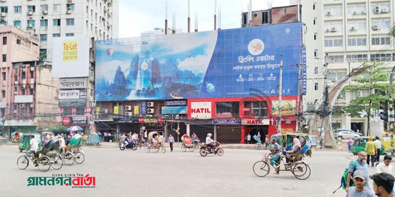 ঢাকার সড়কে গণপরিবহন কম, রিকশার আধিপত্য ঢাকার সড়কে গণপরিবহন কম, রিকশার আধিপত্য