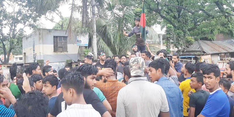 কাউনিয়ায় শেখ হাসিনার পদত্যাগ ও দেশ ত্যাগের খবরে আনন্দ মিছিল কাউনিয়ায় শেখ হাসিনার পদত্যাগ ও দেশ ত্যাগের খবরে আনন্দ মিছিল