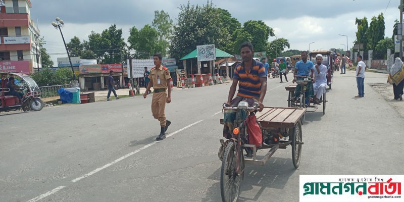 পঞ্চগড়ে ট্রাফিকের দায়িত্বে শিক্ষার্থী ও আনসার পঞ্চগড়ে ট্রাফিকের দায়িত্বে শিক্ষার্থী ও আনসার