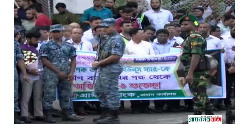 বিমানবন্দরের বাইরে অপেক্ষমান ছাত্রজনতা এবং গ্রামীণব্যাংক টিম বিমানবন্দরের বাইরে অপেক্ষমান ছাত্রজনতা এবং গ্রামীণব্যাংক টিম