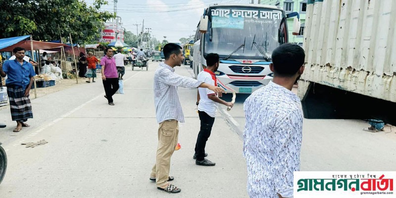 আদমদীঘিতে সড়কে শৃঙ্খলা ফেরাতে কাজ করছে শিক্ষার্থীরা আদমদীঘিতে সড়কে শৃঙ্খলা ফেরাতে কাজ করছে শিক্ষার্থীরা