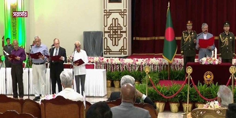 উপদেষ্টা হিসেবে শপথ নিলেন আরও চারজন উপদেষ্টা হিসেবে শপথ নিলেন আরও চারজন