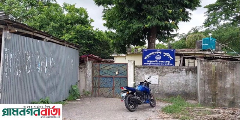 মাদারীপুরে পুলিশ তদন্ত কেন্দ্রের তালা ভেঙ্গে হামলা ও ভাংচুর, গাছে উড়লো সর্বহারাদের পতাকা মাদারীপুরে পুলিশ তদন্ত কেন্দ্রের তালা ভেঙ্গে হামলা ও ভাংচুর, গাছে উড়লো সর্বহারাদের পতাকা