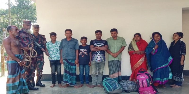 পঞ্চগড় সীমান্ত দিয়ে ভারতে অবৈধ অনুপ্রবেশ কালে ১৩ বাংলাদেশী আটক পঞ্চগড় সীমান্ত দিয়ে ভারতে অবৈধ অনুপ্রবেশ কালে ১৩ বাংলাদেশী আটক
