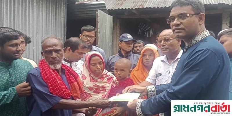 জুলাই-আগষ্ট গণহত্যায় পঞ্চগড়ের পাঁচ পরিবারকে জেলা প্রশাসন কর্তৃক সহায়তা প্রদান জুলাই-আগষ্ট গণহত্যায় পঞ্চগড়ের পাঁচ পরিবারকে জেলা প্রশাসন কর্তৃক সহায়তা প্রদান