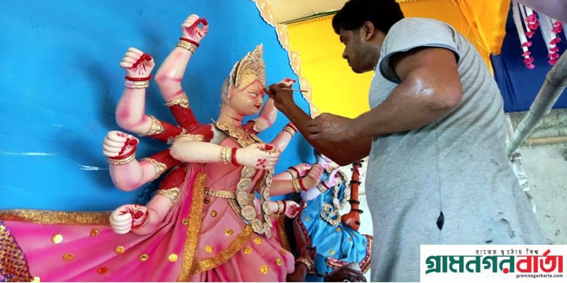 আদমদীঘিতে রংতলির আঁচড়ে ব্যস্ত সময় পার করছে প্রতিমা শিল্পীরা আদমদীঘিতে রংতলির আঁচড়ে ব্যস্ত সময় পার করছে প্রতিমা শিল্পীরা