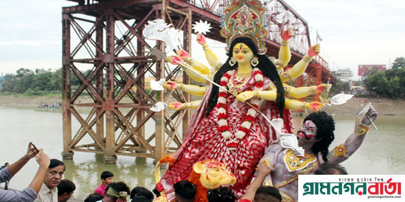 কেঁদে কেঁদে সুরমা নদীতে সিলেটে প্রতিমা বিসর্জন কেঁদে কেঁদে সুরমা নদীতে সিলেটে প্রতিমা বিসর্জন