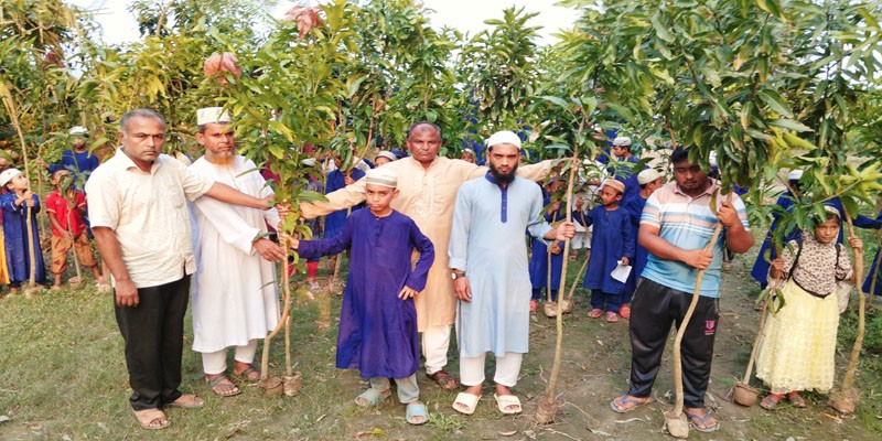 গাবতলীতে বিনামূল্যে শিক্ষার্থীদের মাঝে গাছের চারা বিতরণ গাবতলীতে বিনামূল্যে শিক্ষার্থীদের মাঝে গাছের চারা বিতরণ