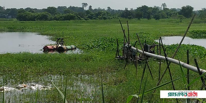 লৌহজংয়ে সরকারি বিধান অমান্য করে ড্রেজার দিয়ে কৃষি জমির মাটি কেটে নিচ্ছে প্রভাবশালীরা লৌহজংয়ে সরকারি বিধান অমান্য করে ড্রেজার দিয়ে কৃষি জমির মাটি কেটে নিচ্ছে প্রভাবশালীরা