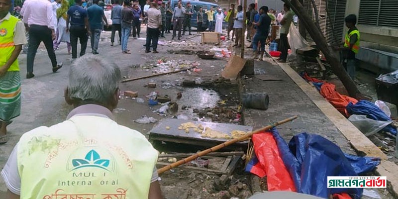 গুলশানের রাস্তা ও ফুটপাত থেকে ২৫০টি অবৈধ দোকান উচ্ছেদ গুলশানের রাস্তা ও ফুটপাত থেকে ২৫০টি অবৈধ দোকান উচ্ছেদ